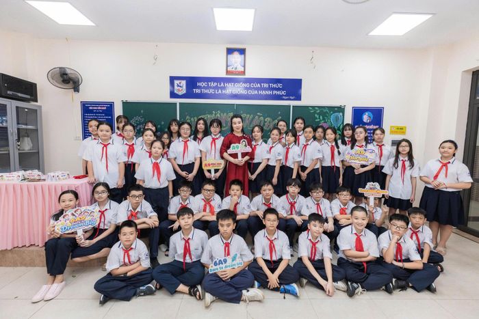 Cô và trò lớp 6A9 Trường THCS Giảng Võ chào đón năm học mới