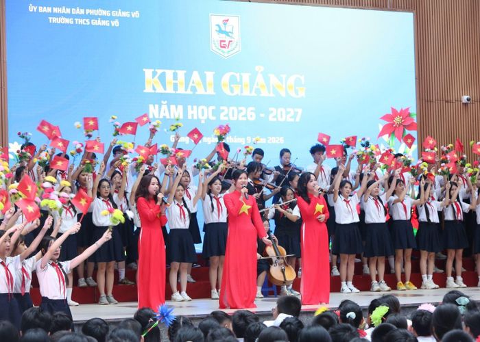 Cô và trò Trường THCS Giảng Võ trong các tiết mục nghệ thuật chào mừng Lễ khai giảng. Ảnh: Quỳnh Phạm