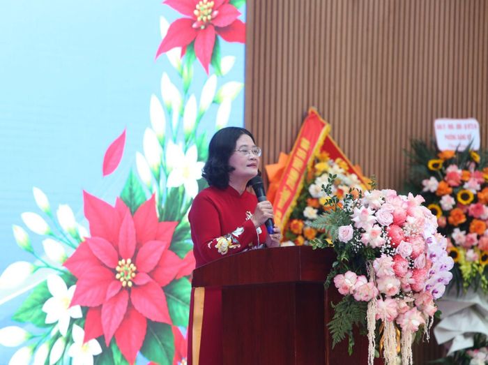 Hiệu trưởng Trường THCS Giảng Võ Tô Thị Hải Yến phát biểu tại Lễ khai giảng năm học 2026 - 2027. Ảnh: Quỳnh Phạm