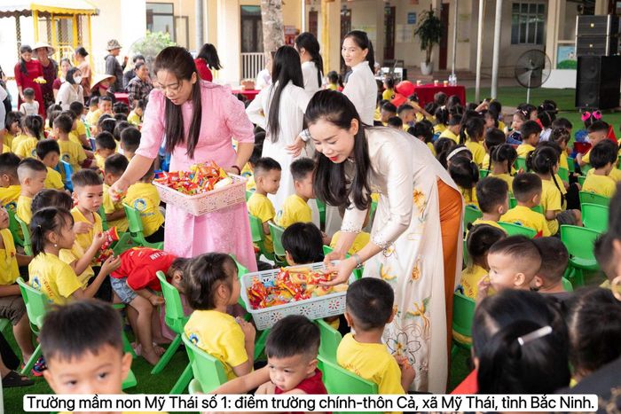 Những món quà giản dị nhưng thiết thực tạo nên không khí gần gũi, rộn ràng, để ngày khai giảng trở thành một kỷ niệm đẹp với mỗi học sinh.