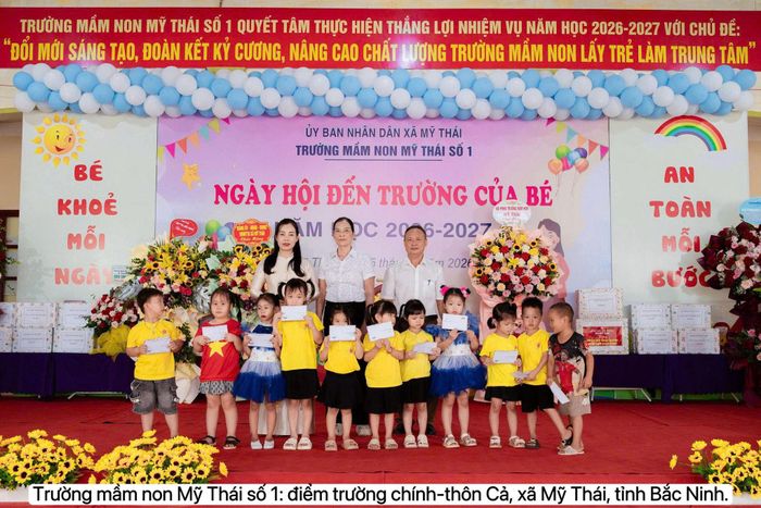 Các em nhỏ có hoàn cảnh khó khăn được tặng quà nhân dịp năm học mới.