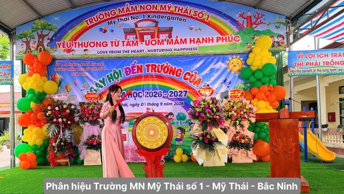 Đại diện Nhà trường thực hiện nghi thức đánh trống khai giảng.
