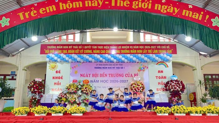 Lời ca, tiếng hát của các em học sinh góp phần tạo nên không khí vui tươi, phấn khởi trong ngày khai giảng năm học mới.