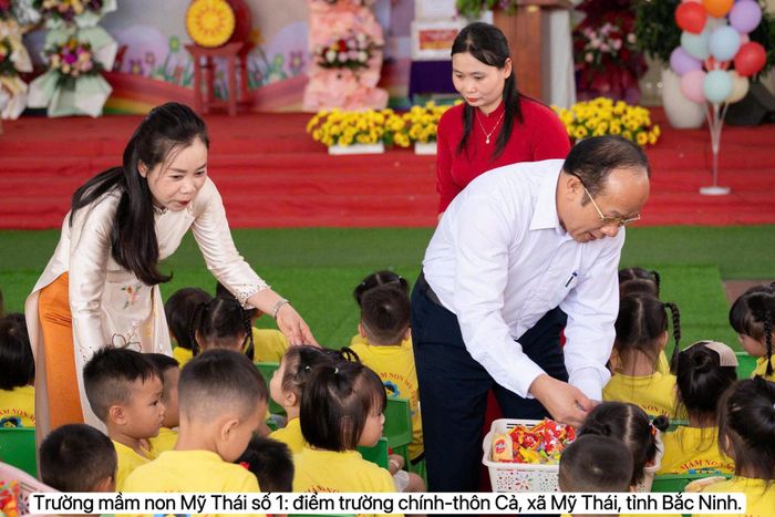 Từng phần bánh, kẹo được trao tận tay các em học sinh, góp thêm niềm vui trong ngày đầu tiên của năm học mới.