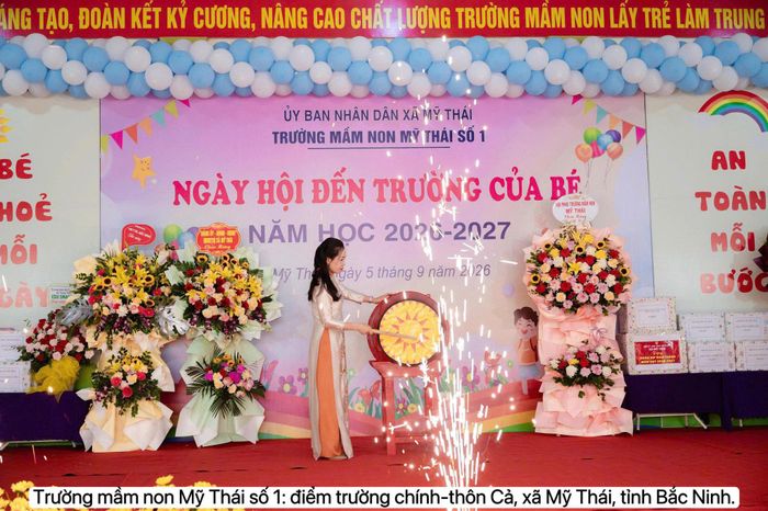 Đại diện Nhà trường thực hiện nghi thức đánh trống khai giảng.