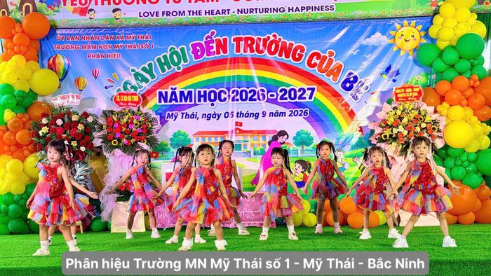 Lời ca, tiếng hát của các em học sinh góp phần tạo nên không khí vui tươi, phấn khởi trong ngày khai giảng năm học mới.