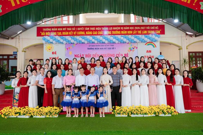 Các đại biểu chụp ảnh lưu niệm tại sự kiện.