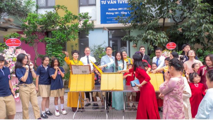 Truyền thống thả chim bồ câu cùng thông điệp hòa bình tại Hệ thống Giáo dục Liên cấp Alfred Nobel trong lễ khai giảng