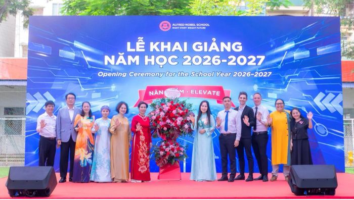 Nhà giáo, nhà thơ Hoàng Thị Ngọc Mai cùng các đại biểu trong lễ khai giảng.