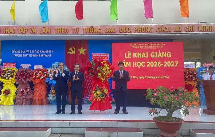 Phó Trưởng đoàn ĐBQH Lê Hữu Trí trao lẵng hoa chúc mừng nhà trường nhân dịp lễ khai giảng. Ảnh: Thanh Mai