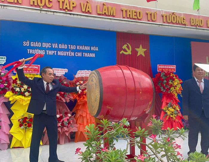 Phó Trưởng đoàn chuyên trách Đoàn ĐBQH tỉnh Khánh Hòa Lê Hữu Trí đánh trống khai giảng năm học 2026 – 2027 tại Trường THPT Nguyễn Chí Thanh. Ảnh: Thanh Mai