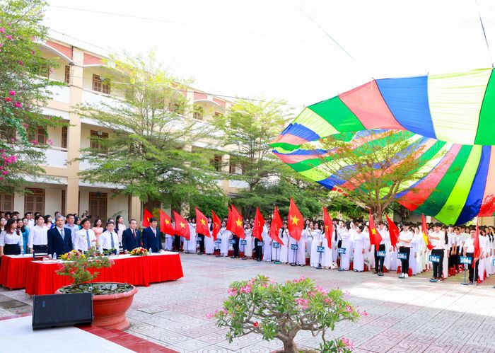 Nghi thức chào cờ tại lễ khai giảng. Ảnh: Thanh Mai