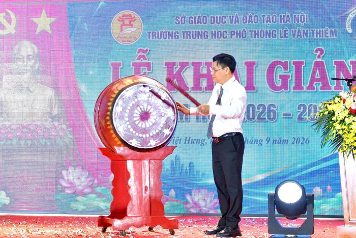 Thầy Nguyễn Công Sở - Bí thư Chi bộ, Hiệu trưởng Trường THPT Lê Văn Thiêm đánh trống khai giảng năm học mới