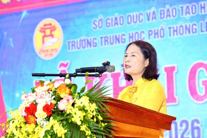 Cô Nguyễn Thị Kim Cúc, Chủ tịch Hội đồng trường THPT Lê Văn Thiêm phát biểu tại buổi lễ