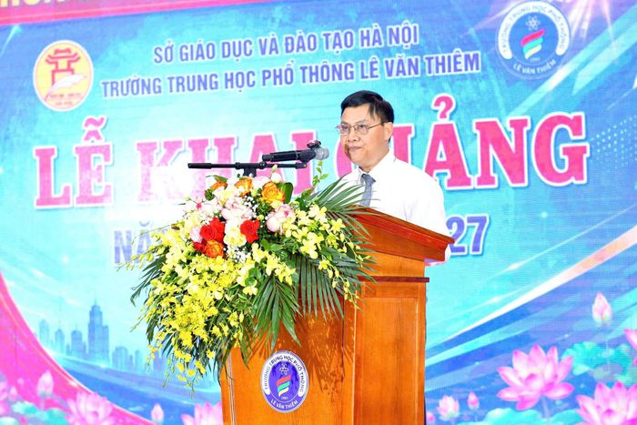 Thầy Nguyễn Công Sở - Bí thư Chi bộ, Hiệu trưởng Trường THPT Lê Văn Thiêm phát biểu tại buổi lễ