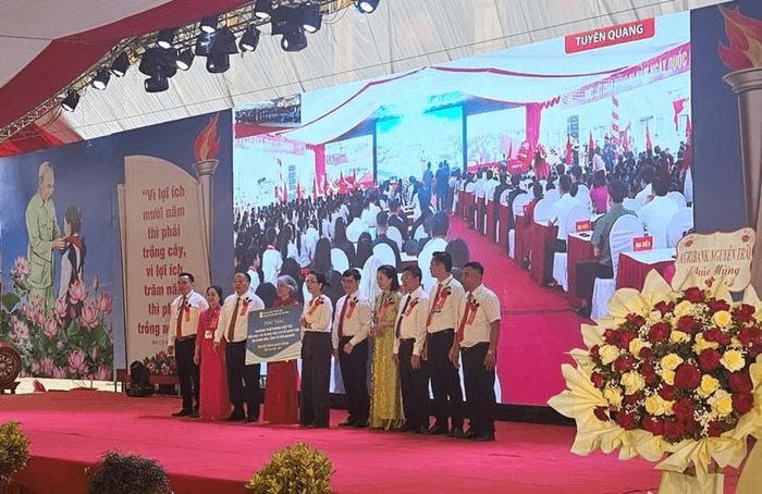 Nhà xuất bản Giáo dục Việt Nam tặng 500 bộ SGK cho học sinh Trường Phổ thông nội trú Tiểu học và Trung học cơ sở Minh Tân. Ảnh: NXBGDVN