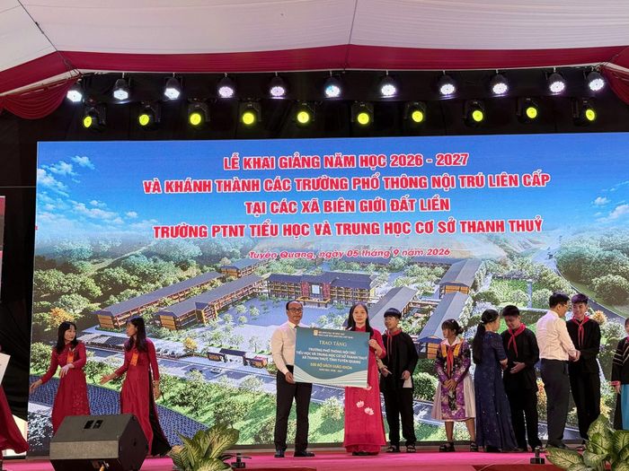 Ông Đặng Thanh Hải, Phó Tổng Giám đốc Nhà xuất bản Giáo dục Việt Nam tặng 500 bộ SGK cho học sinh Trường Phổ thông nội trú Tiểu học và Trung học cơ sở Thanh Thủy. Ảnh: NXBGDVN