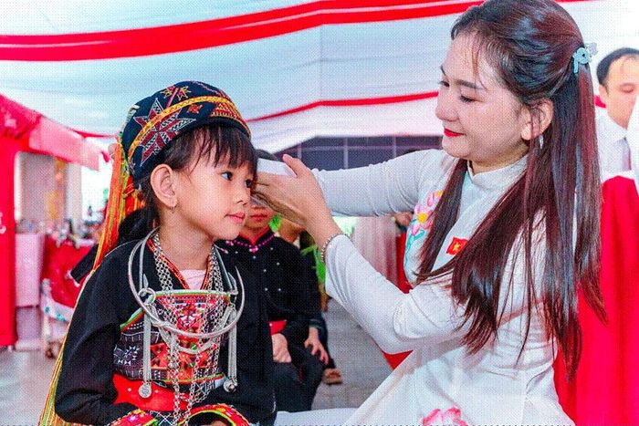 Cô và trò Trường Phổ thông nội trú Tiểu học và Trung học cơ sở Thanh Thủy. Ảnh: NXBGDVN