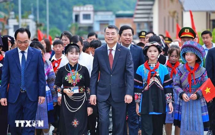 Thủ tướng Lê Minh Hưng đến dự Lễ khai giảng năm học 2026 - 2027 tại Trường Phổ thông nội trú Mường Khương, xã Mường Khương, tỉnh Lào Cai. Ảnh: Dương Giang/TTXVN