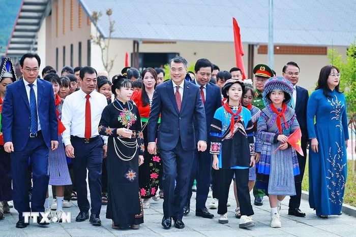 Thủ tướng Lê Minh Hưng đến dự Lễ khai giảng năm học 2026 - 2027 tại Trường Phổ thông nội trú Mường Khương, xã Mường Khương, tỉnh Lào Cai. Ảnh: Dương Giang/TTXVN