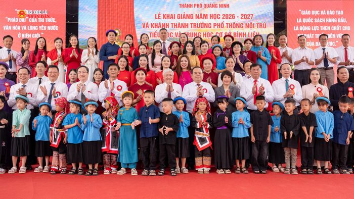 Phó Chủ tịch Thường trực Quốc hội Đỗ Văn Chiến, Chủ tịch Hội đồng Dân tộc Lâm Văn Mẫn, Bí thư Thành ủy Quảng Ninh Quản Minh Cường với học sinh, giáo viên Trường Phổ thông nội trú Tiểu học và THCS Bình Liêu, TP. Quảng Ninh. Ảnh: Phạm Thắng