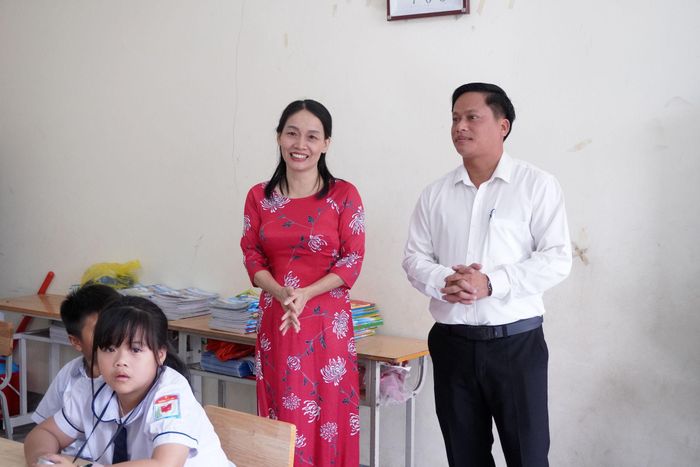 Khoảnh khắc rạng ngời của Thầy Cô giáo trong tiết học đầu tiên
