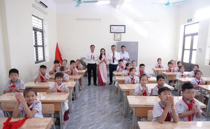 Học sinh trở về lớp học nghe phổ biến quy định học tập
