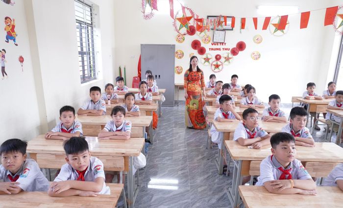 Cô giáo và học sinh trở về lớp ổn định nền nếp