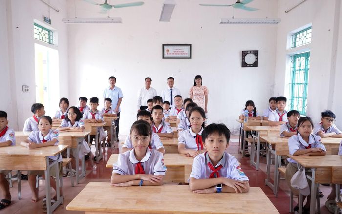 Học sinh trở về lớp học nghe phổ biến quy định học tập
