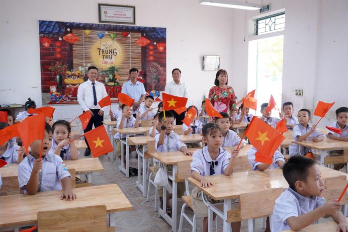 Sau lễ khai giảng, học sinh lớp 1 trở về lớp học gặp gỡ và nghe thầy cô giáo chủ nhiệm phổ biến nội quy học tập