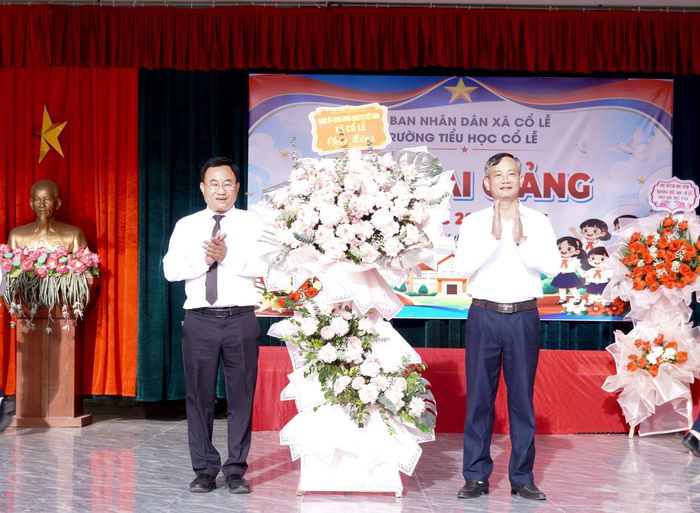 Phó Chủ tịch HĐND xã Cổ Lễ Dương Văn Hữu tặng hoa chúc mừng Trường Tiểu học Cổ Lễ ngày khai giảng