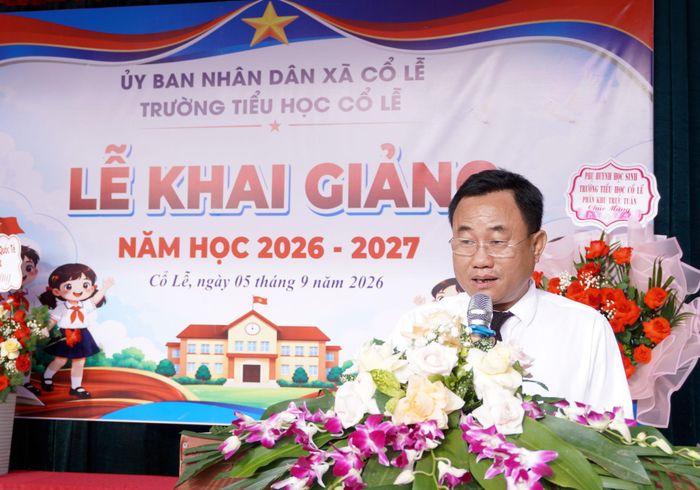 Nhà giáo Mạc Hoàng Huyên - Hiệu trưởng Trường Tiểu học Cổ Lễ phát biểu tại lễ khai giảng