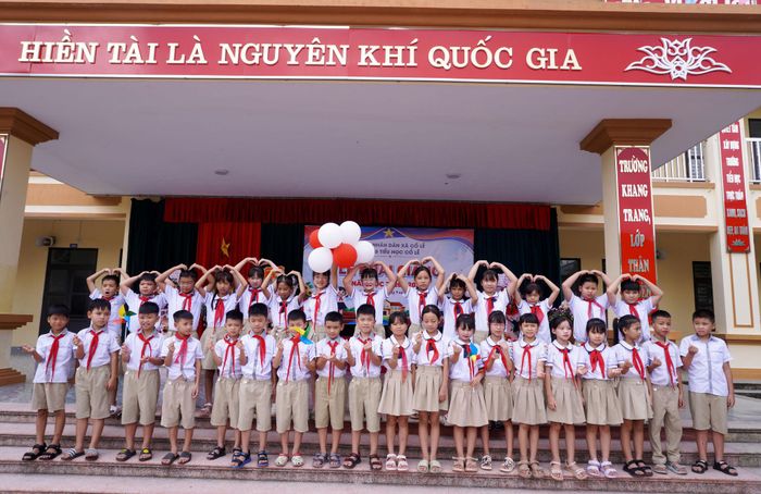 Học sinh phấn khởi chụp ảnh ngày khai giảng