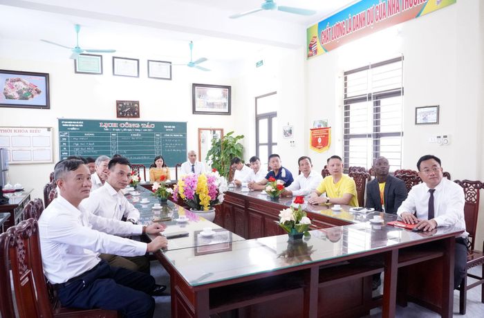 Tập thể cán bộ, giáo viên Trường Tiểu học Cổ Lễ tại phòng họp chuẩn bị lễ khai giảng