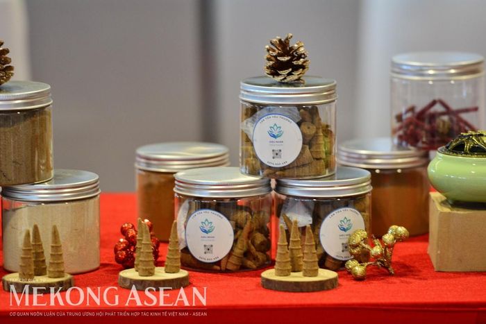 Sản phẩm hương của công ty Diệu Nhàn trưng bày tại Diễn đàn. Ảnh: Lê Hồng Nhung - Mekong ASEAN