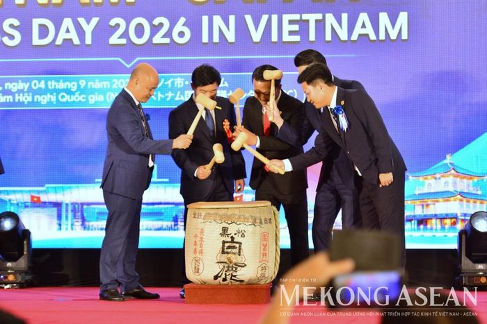 Nghi thức đập nắp thùng rượu Sake truyền thống của Nhật Bản được thực hiện tại Diễn đàn. Ảnh: Lê Hồng Nhung - Mekong ASEAN