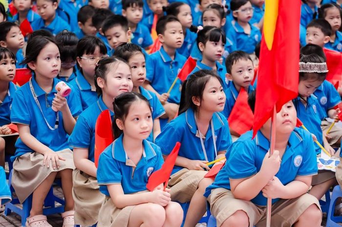 Trong sắc màu đồng phục, các em học sinh rạng rỡ chào đón năm học mới.