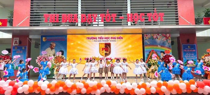 Đó cũng chính là tinh thần “Đổi mới” mà trường Tiểu học Phú Diễn hướng tới: đổi mới không có nghĩa là xa rời những giá trị truyền thống, mà là tìm ra những cách thức mới để truyền thống trở nên gần gũi, hấp dẫn và có sức sống trong đời sống của thế hệ trẻ hôm nay.