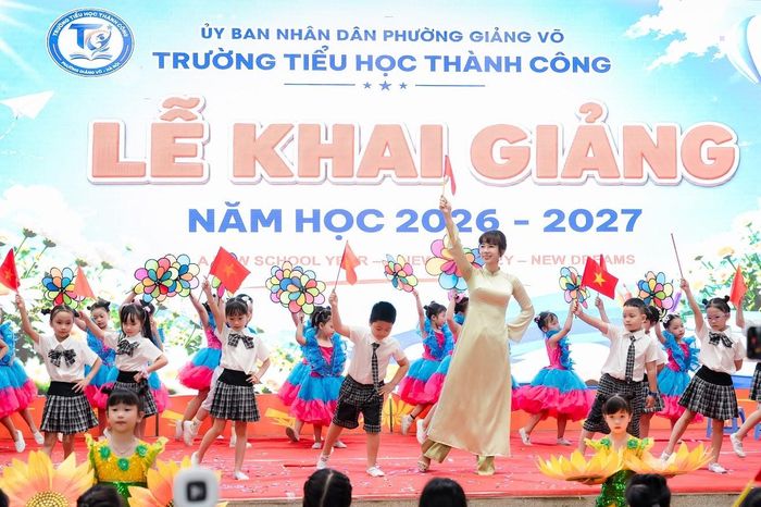 Nhiều tiết mục văn nghệ đặc sắc do cô và trò biểu diễn mang đến không khí tươi vui, rộn ràng cho ngày khai giảng.