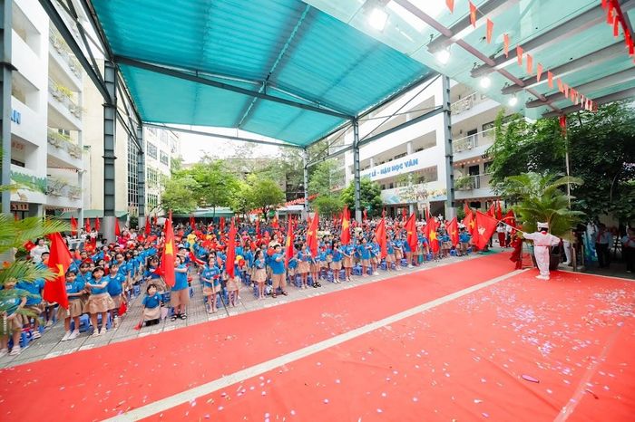 Thầy cô và học sinh Trường Tiểu học Thành Công trang nghiêm trong nghi thức khai giảng năm học 2026–2027.