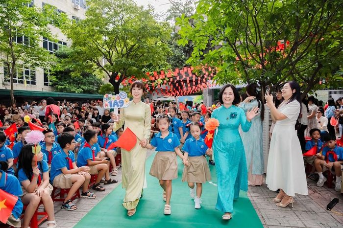 Nụ cười rạng rỡ của cô và trò trong ngày khai giảng.