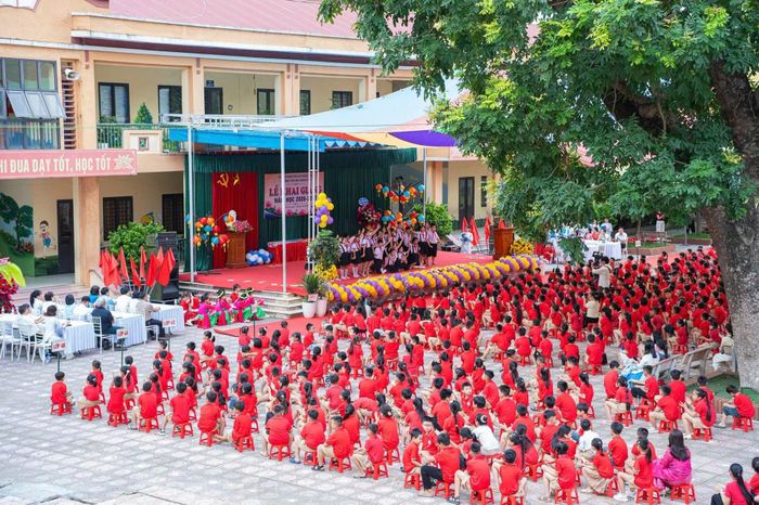 Không khí tại Trường Tiểu học Việt Yên 2 (xã Việt Yên, tỉnh Hưng Yên) cũng náo nhiệt không kém. Từ sớm, học sinh đã tập trung đông đủ tại sân trường để tham dự lễ khai giảng năm học 2026-2027.