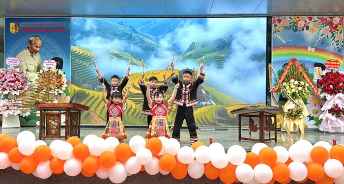Những thanh âm của nhạc cụ dân tộc sẽ không chỉ hiện diện trên sân khấu biểu diễn mà từng bước trở thành một phần trong hành trình học tập, trải nghiệm của học sinh. Từ những bàn tay nhỏ bé, những giai điệu truyền thống được tiếp nối theo một cách gần gũi, tự nhiên và đầy sáng tạo. 