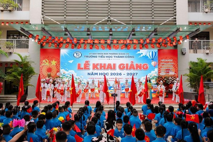 Tại trường Tiểu học Thành Công (phường Giảng Võ, TP. Hà Nội), Lễ Khai giảng năm học mới 2026- 2027 diễn ra trong không khí trang trọng. Thầy cô và học sinh cùng hướng về sân khấu, bắt đầu một hành trình mới với nhiều kỳ vọng.