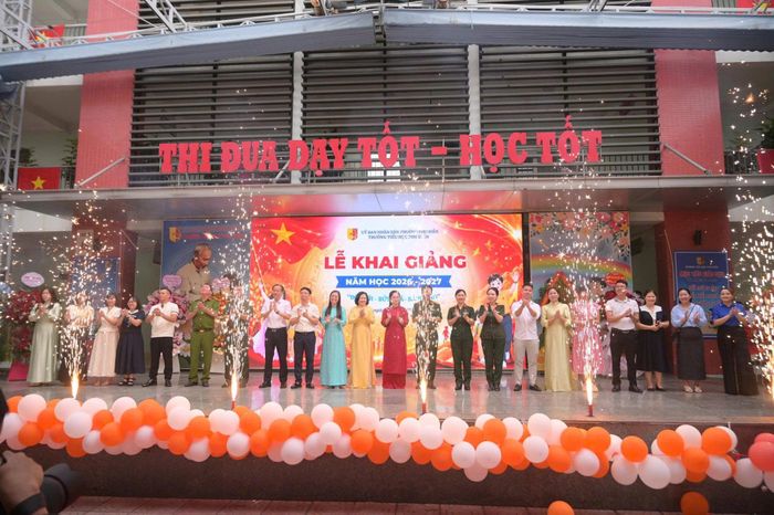 Năm học 2026–2027 mở ra trước thầy và trò Trường Tiểu học Phú Diễn nhiều cơ hội mới, đồng thời đặt ra những yêu cầu mới trong hành trình nâng cao chất lượng giáo dục. Với phương châm “Đổi mới – Bứt phá – Sáng tạo”, nhà trường tiếp tục chú trọng đổi mới phương pháp dạy học, phát huy năng lực, phẩm chất của học sinh; tạo dựng môi trường để mỗi học sinh được khám phá, trải nghiệm, phát triển năng khiếu và tự tin thể hiện bản thân.