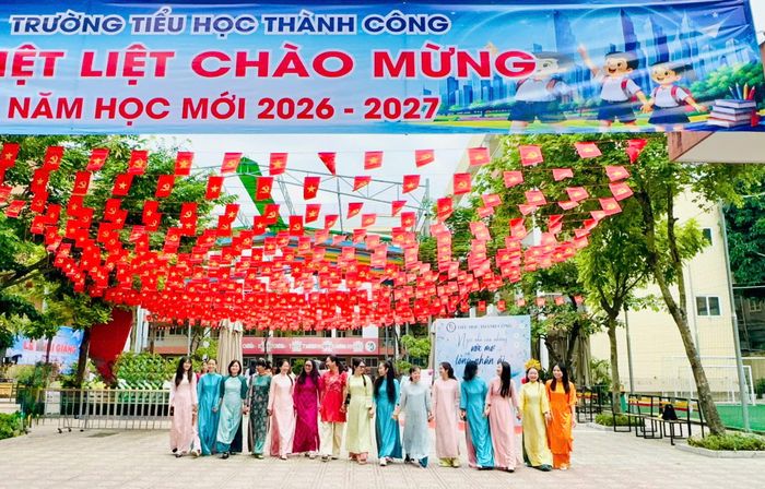 Những nụ cười rạng rỡ của các cô giáo trong ngày khai trường.
