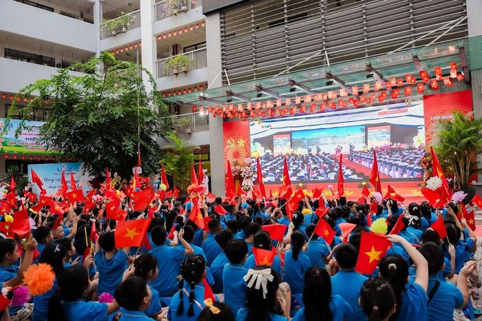 Chương trình khai giảng năm học 2026-2027 kết hợp trực tiếp và trực tuyến trên phạm vi toàn quốc, được truyền hình trực tiếp trên VTV1 và phát thanh trực tiếp trên VOV1.