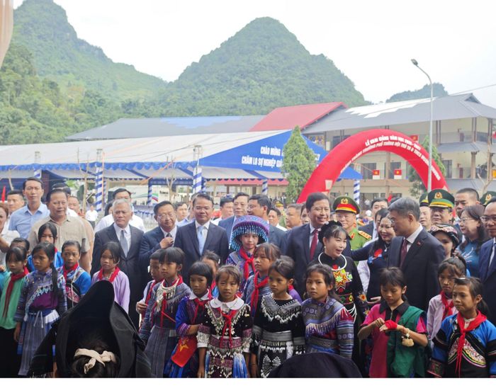 Thủ tướng Chính phủ Lê Minh Hưng động viên, chia sẻ với cô giáo, học sinh Trường Phổ thông nội trú Tiểu học và THCS Mường Khương.