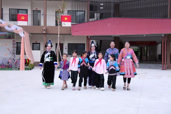 Các em học sinh Trường Phổ thông nội trú Tiểu học và THCS Mường Khương, xã Mường Khương (Lào Cai) vui đến trường mới.