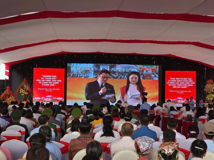 Đại biểu cùng các em học sinh dự lễ khai giảng trực tuyến.